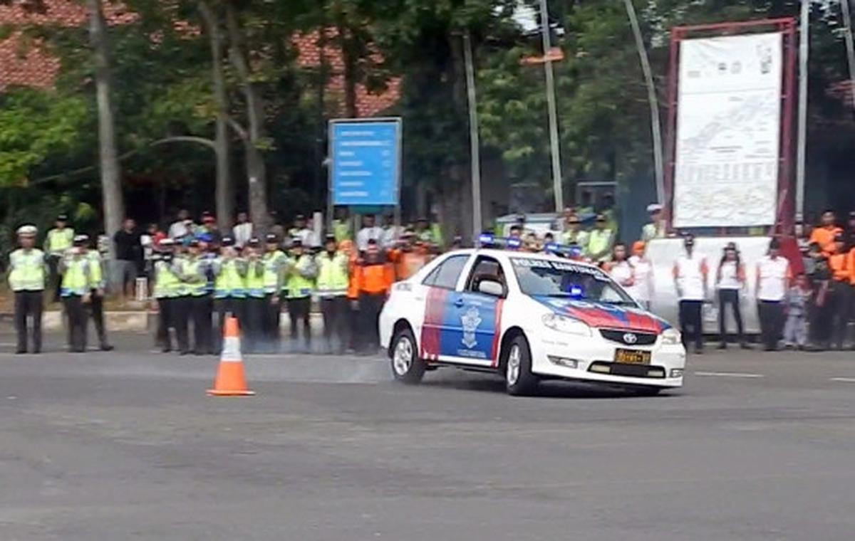 Aksi freestyle anggota Polres Banyumas ramaikan apel Operasi Ketupat