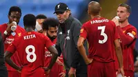 Pelatih Liverpool, Jurgen Klopp, memberikan arahan kepada pemainnya saat menghadapi Manchester City pada laga lanjutan Premier League pekan ke-32 di Stadion Etihad, Jumat (3/7/2020) dini hari WIB. Manchester City menang 4-0 atas Liverpool. (AFP/Laurence Griffiths/pool)