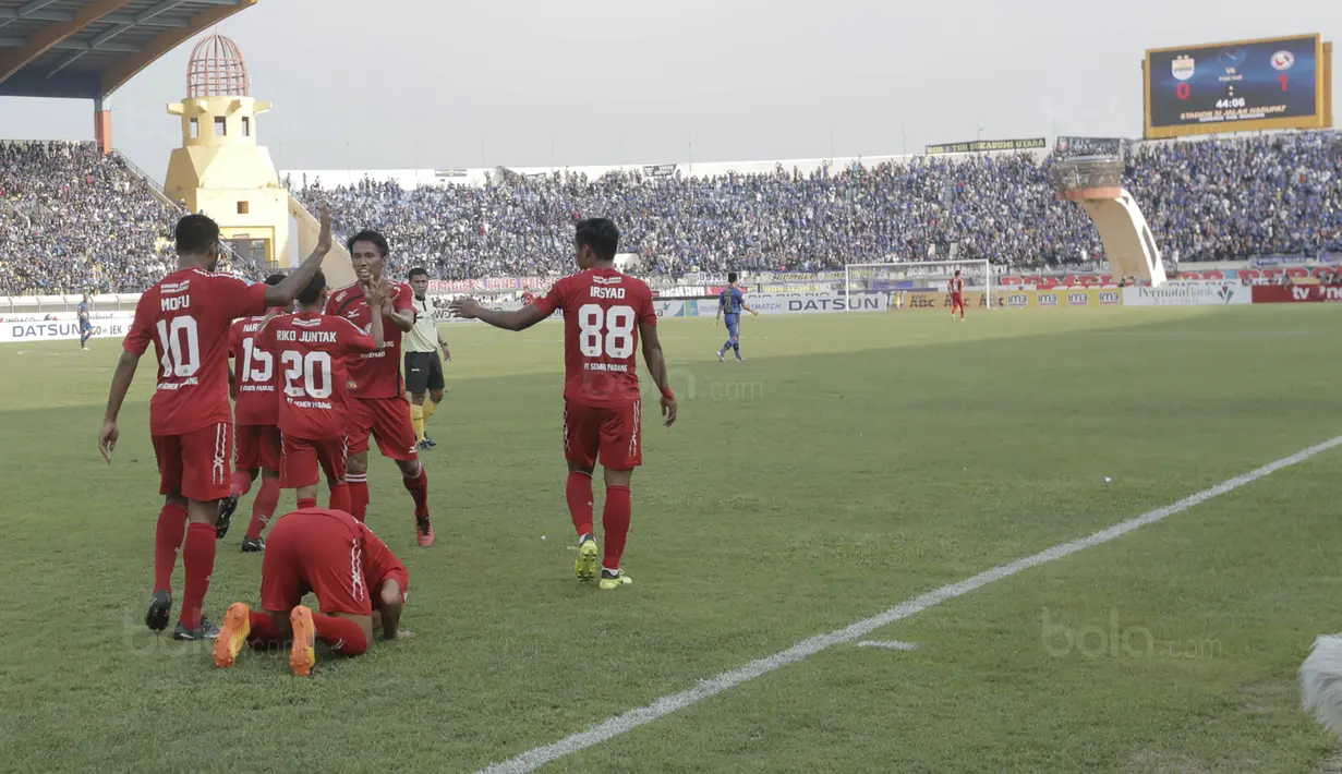 Para pemain Semen Padang merayakan Gol yang dicetak oleh Vendry Mofu ke gawang Persib pada laga Liga 1 Indonesia di Stadion Si Jalak Harupat, Bandung, Sabtu, (9/9/2017). Persib ditahan imbang 2-2 oleh Semen Padang. (Bola.com/M Iqbal Ichsan)