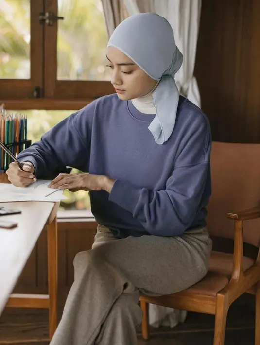 Kombinasi outfit warna cool tone satu ini bisa kamu tiru. Padukan baju warna denim blue dengan ash brown pants dan hijab warna sky blue. (Instagram/ayudiac).