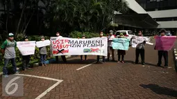 Warga Cawang Gumilir dan Walhi membentangkan spanduk saat melakukan aksi di KLHK, Jakarta, (9/9). Mereka menuntut PT. Musi Hutan Persada (MHP) kepada KLHK karena menggusur paksa pemukiman dan Ladang Perkebunan warga di sana. (Liputan6.com/Johan Tallo)