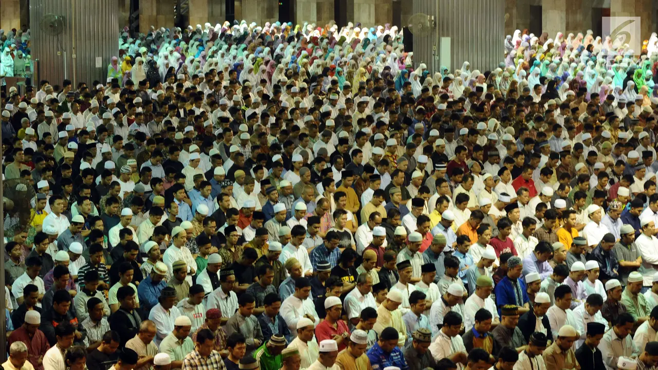 Ribuan Umat Muslim Laksanakan Salat Gerhana di Istiqlal