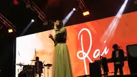 Tak kalah memesona, Raissa Anggiani juga sukses membius pengunjung The Sounds Project 2023. [Adrian Putra/Fimela.com]