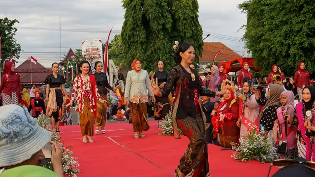 Parade Purbalingga Berkebaya dalam rangka Hari Ibu 2024. (Foto: Liputan6.com/Kominfo Purbalingga)