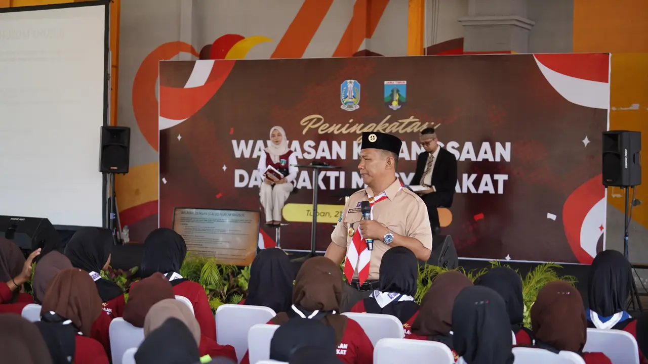 Kwarda Gerakan Pramuka Jawa Timur bergotong royong dengan masyarakat setempat melakukan pemugaran rumah tidak layak huni (RTLH).