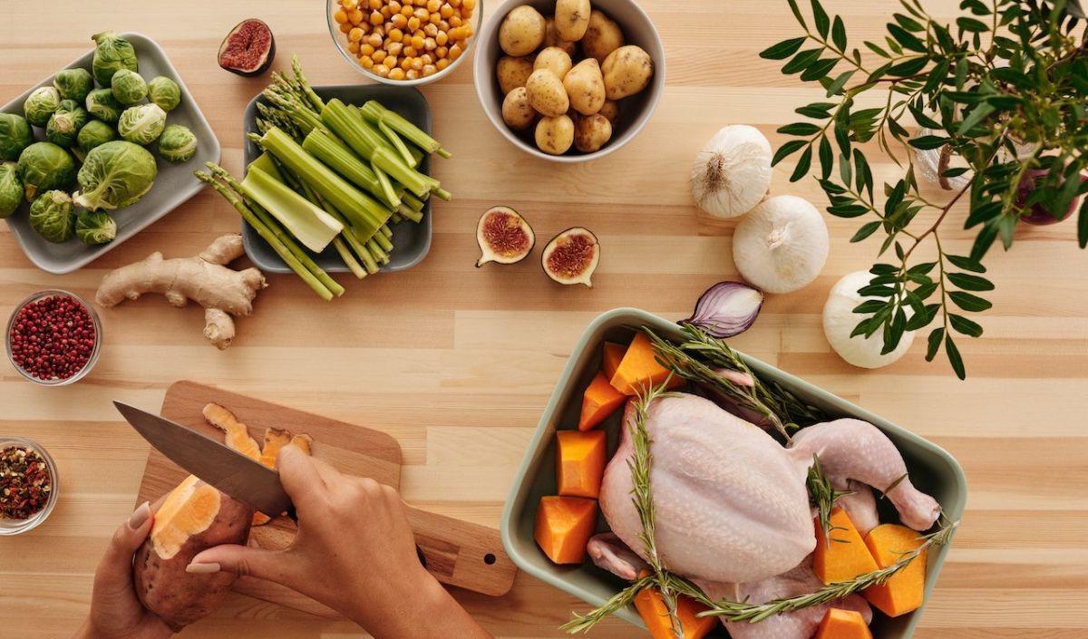 4. Menyiapkan Bahan Makanan Saat Kompor Menyala