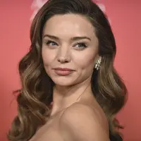Model Miranda Kerr berpose saat tiba di G'Day USA Arts Gala di Skirball Cultural Center,  Los Angeles pada Sabtu, 28 Januari 2023. Gaun strapless bergaya Miranda menampilkan pertemuan di bagian depan dan diikat di pinggangnya untuk menonjolkan fisiknya yang kencang. (Photo by Richard Shotwell/Invision/AP)