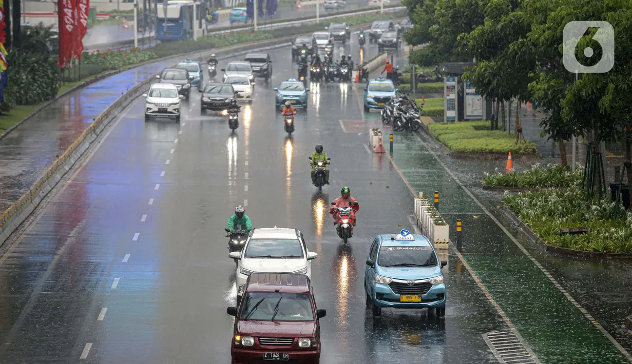 Sejumlah kendaraan melintas di tengah hujan lebat di kawasan Jalan Sudirman, Jakarta, Selasa (29/6/2021). BMKG mengungkapkan wilayah Jakarta dan sekitarnya masih dilanda hujan dan hawa dingin di musim kemarau. (Liputan6.com/Faizal Fanani)