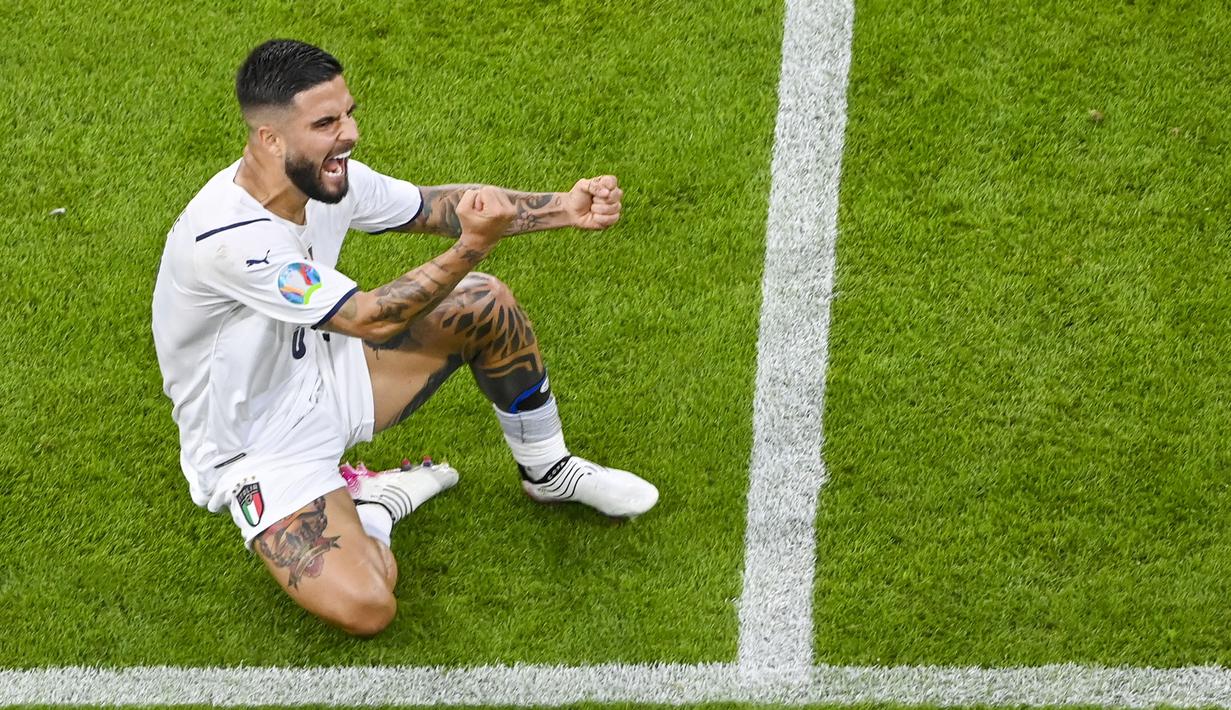 Lorenzo Insigne - Penyerang Napoli ini sukses menjadi ancaman nyata bagi Timnas Belgia berkat kecepatannya yang mampu menusuk hingga jantung pertahanan lawan. Pada laga kali ini Insigne berhasil membuat gol indah ke gawang Thibaut Courtois. (Stuart Franklin/Pool Photo via AP)