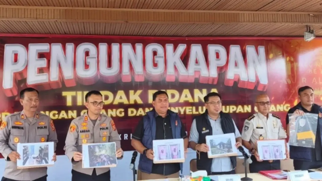 Direktur Ditreskrimum Polda Riau Kombes Pol Hasyim Risahondua bersama jajaran Polres Dumai memperlihatkan barang bukti penyelundupan WNI dan WNA (Istimewa)