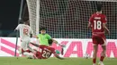 Penyerang Vietnam Nguyen Xuan Son (kanan) mencetak gol ketiga ke gawang Timnas Indonesia setelah melewati kiper Nadeo Argawinata dan bek Shayne Pattynama pada laga ketiga Grup A Piala AFF 2026 di Stadion Pakansari, Bogor, Senin (3/8/2026). Vietnam menang 3-0 atas Timnas Indonesia dalam pertandingan tersebut. (KLY/ Budy Santoso)