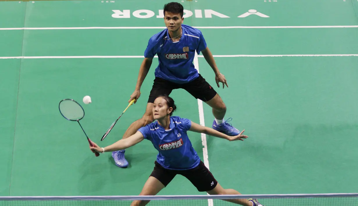 Pasangan Mutiara Cardinal, Ricky Karanda dan Bunga Fitriani, pada laga Kejurnas PBSI di Britama Arena, Jakarta, Rabu (19/12). Bintang Bulutangkis Indonesia beradu aksi dengan membela klub nya masing-masing. (Bola.com/M Iqbal Ichsan)