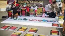 Sejumlah anggota aliansi Mogok Makan Untuk Undang Undang Perlindungan Pekerja Rumah Tangga (UU PPRT) membentangkan poster saat aksi di depan Gedung DPR, Jakarta, Senin (14/8/2023). (Liputan6.com/Faizal Fanani)