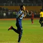 Pemain belakang Persib Bandung, Ahmad Jufriyanto berlari usai mencetak gol penentu kemenangan atas Persipura Jayapura dan menjadi kampiun ISL 2014 di Stadion Gelora Sriwijaya, Palembang, (7/11/2014). (Liputan6.com/Helmi Fithriansyah)