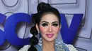 Pada malam puncak HUT SCTV yang digelar di Istora, Senayan, Syahrini tampil dengan bulu mata bertabur berlian. Meski agak takut dengan saat berkedip, tapi ia mengaku puas dengan penampilannya malam itu. (Nurwahyunan/Bintang.com)