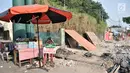 Pedagang lemang dan makanan ringan khas Sumbar berjualan di tengah proyek trotoar Jalan Kramat Raya, Jakarta, Senin (16/9/2019). Para pedagang Nasi Kapau dan makanan ringan khas Sumbar di kawasan tersebut tetap bertahan meski tergusur akibat proyek pelebaran trotoar. (merdeka.com/Iqbal S. Nugroho)