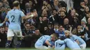 Para pemain Manchester City merayakan gol yang dicetak oleh Vincent Kompany ke gawang Leicester City pada laga  Premier League di Stadion Etihad, Senin (6/5). Manchester Citymenang 1-0 atas Leicester City. (AP/Rui Vieira)