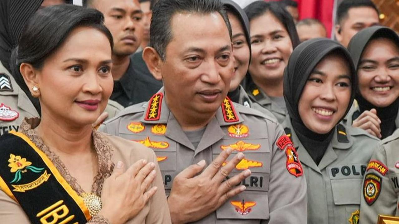 Dikelilingi Polwan Cantik, Kapolri Beri Tugas Khusus untuk Pemilu 2024: Dengan Senyumnya Semua Masalah Selesai
