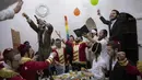 Yahudi Ultra-Ortodoks merayakan hari libur Yahudi Purim di lingkungan ultra-Ortodoks Mea Shearim, Yerusalem (28/2/2021). Hari libur Purim Yahudi memperingati keselamatan orang Yahudi dari genosida di Persia kuno, seperti yang diceritakan dalam Kitab Ester. (AP Photo/Oded Balilty)