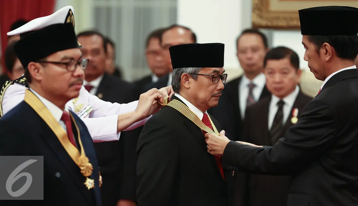 Presiden Joko Widodo memberikan tanda kehormatan di Istana Negara, Jakarta, Senin (15/8). Dalam rangka memperingati HUT RI ke-71, Presiden menganugerahkan Tanda Kehormatan RI kepada sejumlah tokoh di Tanah Air. (Liputan6.com/Faizal Fanani)