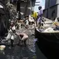 Anak-anak bermain di air kotor yang dikelilingi sampah di daerah kumuh terapung Lagos, ibu kota ekonomi Nigeria, Makoko, Senin, Maret. 20 Maret 2023. Tanggal 22 Maret adalah Hari Air Sedunia, yang ditetapkan oleh Perserikatan Bangsa-Bangsa dan diperingati setiap tahun sejak 1993 untuk meningkatkan kesadaran tentang akses air bersih dan sanitasi. (AP Photo/Minggu Alamba)