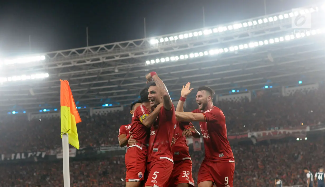 Bek Persija, Jaimerson Da Silva Xavier (kedua kiri) merayakan gol ke gawang Arema FC saat lanjutan Go-Jek Liga 1 Indonesia 2018 bersama Bukalapak di Stadion GBK Jakarta, Sabtu (31/3). Persija unggul 3-1. (Liputan6.com/Helmi Fithriansyah)