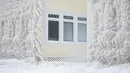 Rumah tertutup salju menyusul badai musim dingin yang melanda sebagian besar Ontario di sepanjang tepi Danau Erie, dekat Fort Erie, Ontario, Kanada, 27 Desember 2022. Badai ini disebut badai terhebat abad ini. (Nick Iwanyshyn/The Canadian Press via AP)