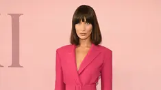 Model Bella Hadid berpose saat tiba dalam acara CFDA Fashion Awards di Manhattan, New York, (5/6). Model 20 tahun ini tampil cantik dan seksi mengenakan jaket dengan ikat pinggang berwarna pink. (Dimitrios Kambouris/Getty Images North America/AFP)
