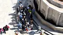 Para turis mendengarkan pemandu mereka di  Stradun, jalan utama kota tua Dubrovnik, di Kroasia. Dubrovnik kini semakin dikenal wisatawan setelah menjadi latar belakang film serial Game of Thrones sejak 2011 untuk jejaring televisi HBO. (Denis LOVROVIC / AFP)