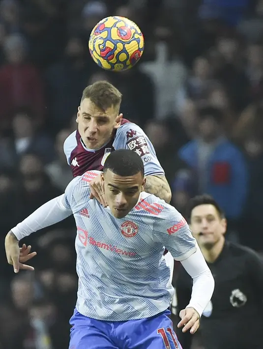 Gelandang Manchester United, Mason Greenwood berebut bola dengan pemain Aston Villa, Lucas Digne pada pertandingan lanjutan Liga Inggris di Villa Park di Birmingham, Inggris, Minggu (16/1/2022). Dengan hasil imbang 2-2 posisi MU berada posisi ke-7 klasemen dengan 32 poin. (AP Photo/Rui Vieira)