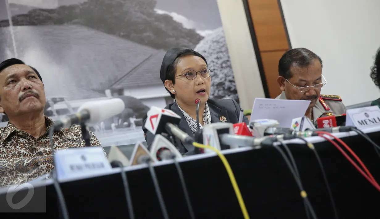 (Ki-ka) Menko Polhukam Luhut Panjaitan, Menlu Retno L. P. Marsudi dan Kapolri Jenderal Badrodin Haiti menggelar pertemuan terkait penanganan kabut asap di sejumlah wilayah Indonesia, Jakarta, Senin (12/10).  (Liputan6.com/Faizal Fanani)
