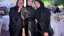 Untuk melengkapi penampilannya, Mulan mengenakan hijab hitam polos yang serasi dengan gaun, menambah kesan simpel namun tetap elegan.  [@mulanjameela1].