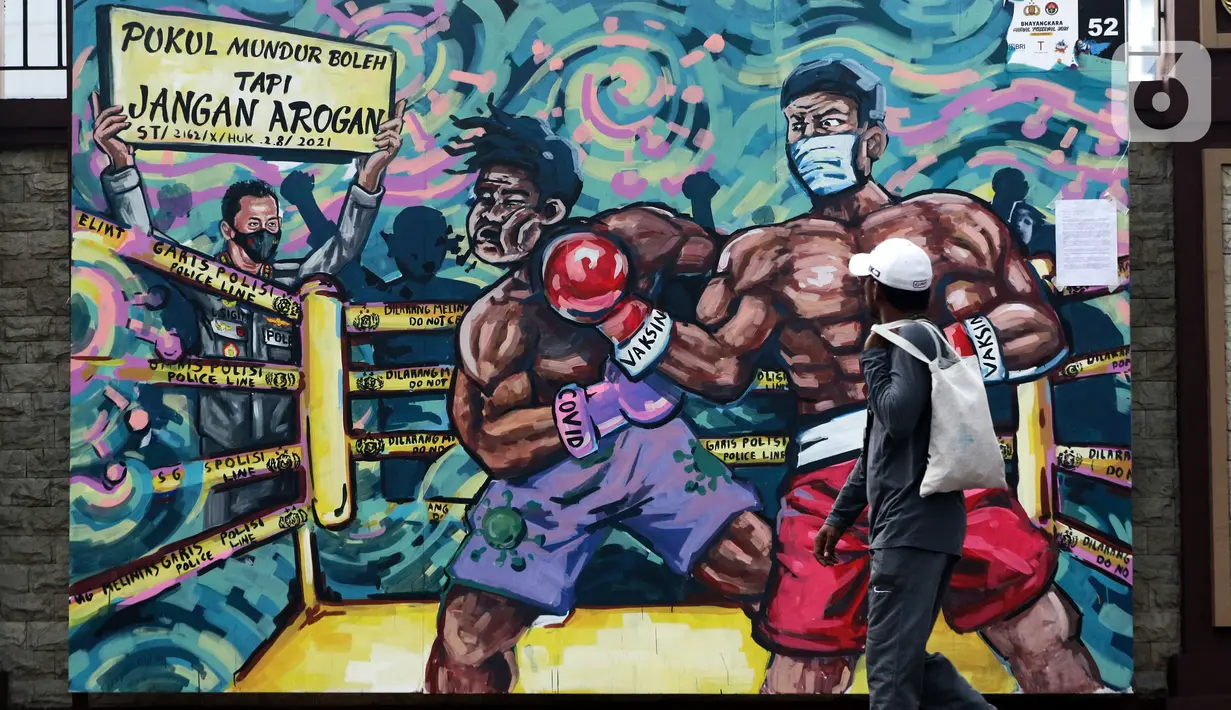 Warga melintas di depan mural berisi kritik terhadap kinerja polisi di Lapangan Bhayangkara Mabes Polri, Jakarta, Minggu (31/10/2021). Lomba mural 2021 Piala Kapolri menampilkan sejumlah karya berisi kritik terhadap polisi yang dituangkan pada media triplek. (Liputan6.com/Helmi Fithriansyah)