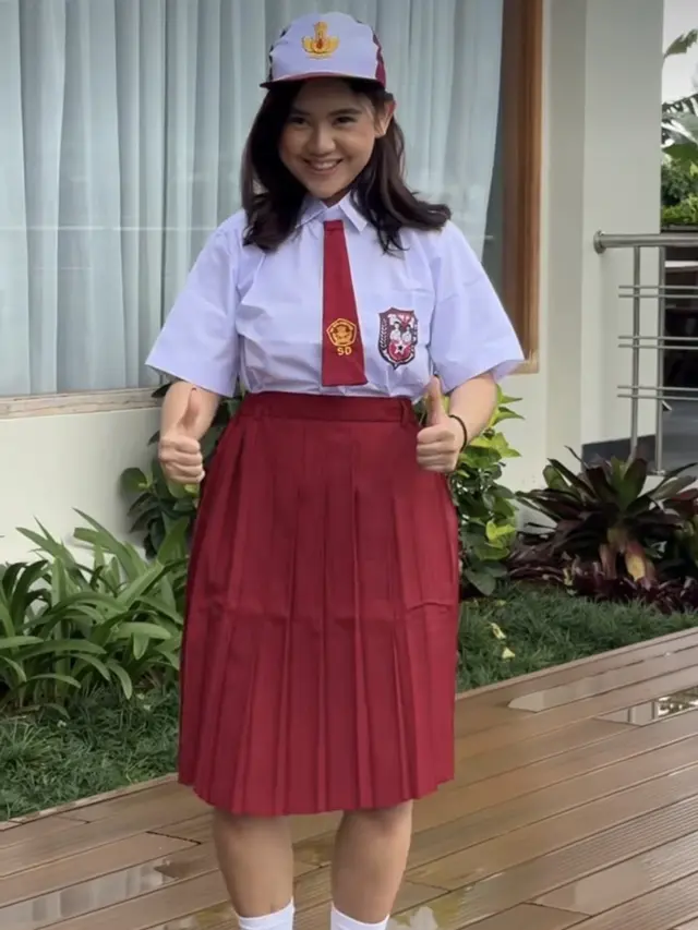 Ziva Magnolya menggenakan seragam SD lengkap dengan topinya. [@zivamagnolya]