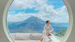 Sambil menikmati indahnya pemandangan alam, terlihat jelas Gunung Batur yang menakjubkan menjadi latar belakang potretnya dalam liburannya kali ini. Tampil menawan dengan busana bernuansa putih, Andi Annisa pun menuai banyak pujian.
 (Liputan6.com/IG/@andiannsyah)