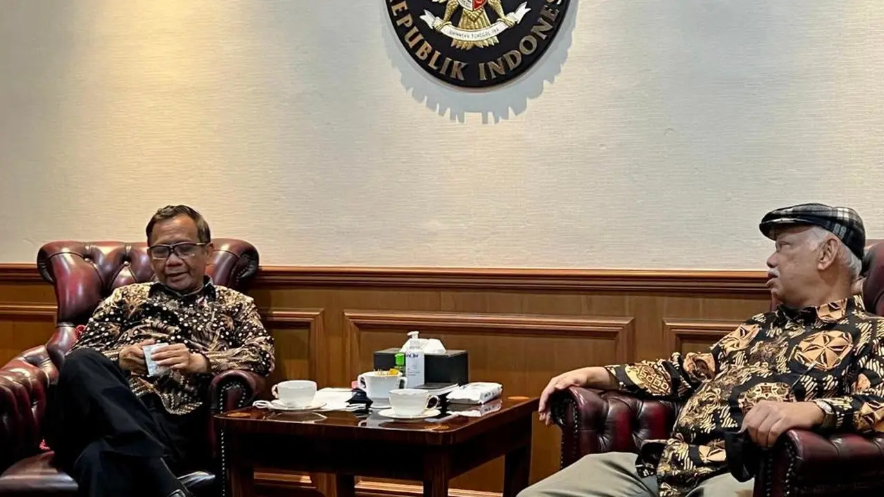 Ketua Dewan Pers Prof Azyumardi Azra bertemu dengan Menko Ppolhukam Mahfud Md. Pertemuan membahas mengenai RKHUP. (Istimewa)