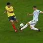 Guido Rodriguez dikepung dua pemain Kolombia saat melawan Argentina di semifinal Copa America 2021 (AFP)