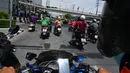 Pengantar makanan dan pengendara melintas di sepanjang jalan setelah pelonggaran beberapa langkah pengendalian karena Corona COVID-19 di Bangkok, Minggu (3/5/2020). Pemerintah Thailand mulai melonggarkan aturan pembatasan pergerakan orang dan pertemuan. (Romeo GACAD/AFP)