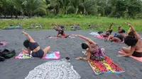 Kegiatan yoga di pantai Kostarika (DailyMail/Aubrey Lee/AFP)