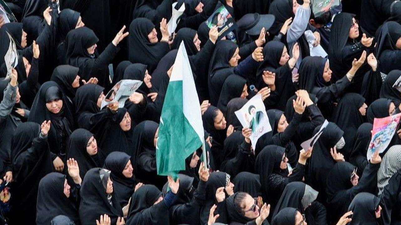 Jenazah Ebrahim Raisi tiba di Kota Masyhad, yang merupakan kampung halamannya, untuk dimakamkan.&nbsp;Foto: Iran's Presidency/WANA via REUTERS