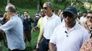 Mantan Presiden AS, Barack Obama saat mengunjungi Pura Tirta Empul, Tampaksiring, Gianyar, Bali, Selasa (27/6). Kunjungan Obama tersebut mendapat sambutan antusias dari pengunjung yang memadati pura. (Liputan6.com/Immanuel Antonius)