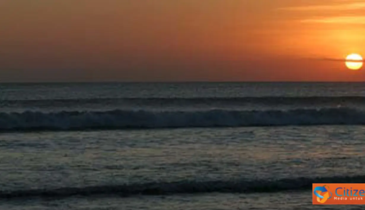 Citizen6, Bali: Pemandang sunset di pantai Kuta yang menarik wisatawan domestik maupun mancanegara. (Pengirim: Erman Subekti)