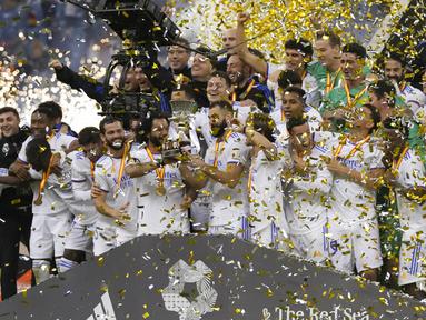 Para pemain Real Madrid merayakan kemenangan Piala Super Spanyol usai menaklukkan Athletic Bilbao pada pertandingan final di Stadion King Fahd, Riyadh, Arab Saudi, 16 Januari 2022. Real Madrid menang 2-0. (AP Photo/Hassan Ammar)