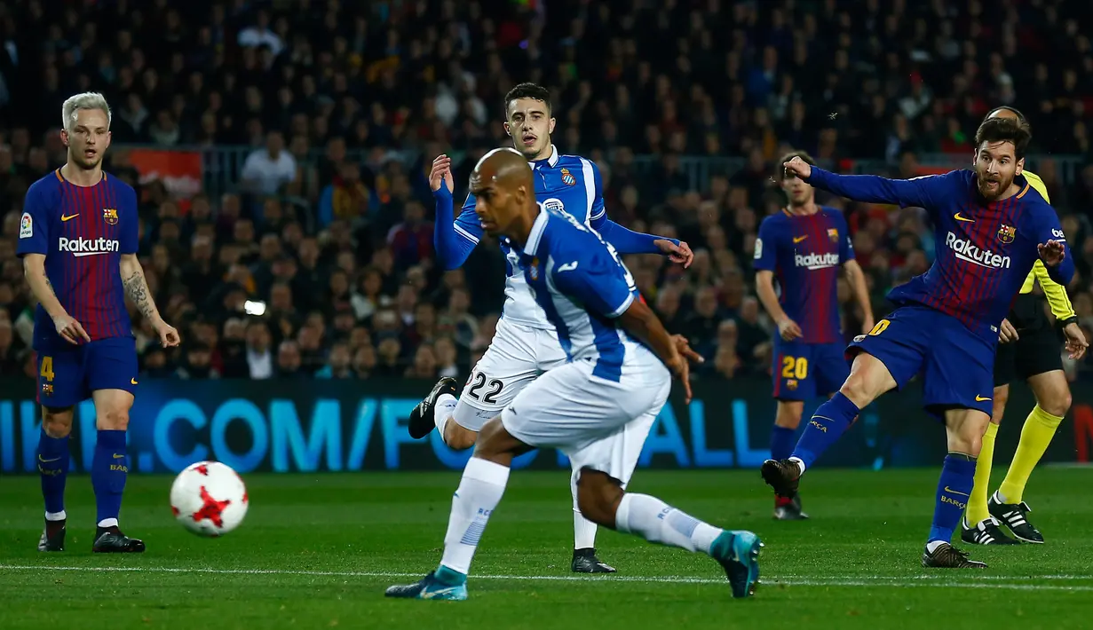 Pemain Barcelona, Lionel Messi berusaha mencetak go ke gawang  Espanyol pada laga leg kedua perempat final Copa del Rey di Camp Nou, Kamis (25/1). Tiket semifinal berhasil diraih Barcelona usai mengalahkan rival sekota, Espanyol 2-0. (AP/Manu Fernandez)