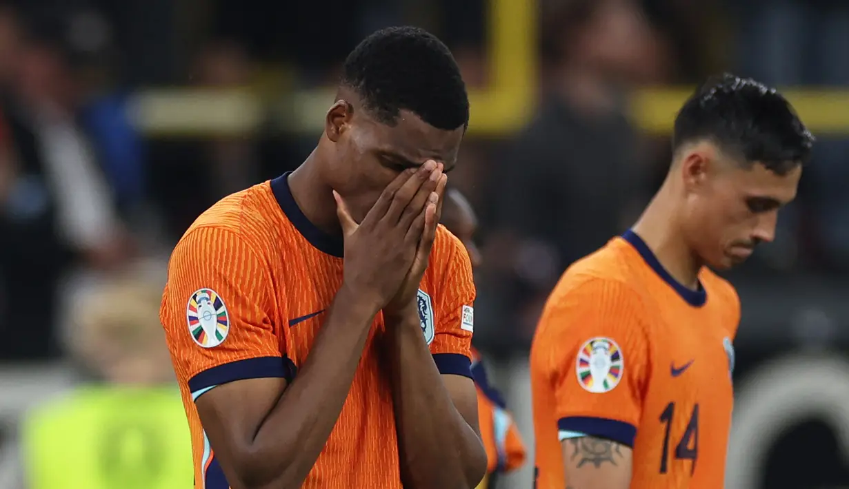 Reaksi bek Belanda #22 Denzel Dumfries setelah kalah dari Inggris pada laga semifinal Euro 2024 di Signal Iduna Park, Kamis (11/7/2024). (Adrian DENNIS / AFP)