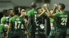Pemain PS TNI merayakan gol yang dicetak oleh Elio Martins, ke gawang Sriwijaya FC pada laga Liga 1 Indonesia di Stadion Pakansari, Bogor, Rabu, (25/10/2017). PS TNI menang 2-1 atas Sriwijaya FC. (Bola.com/M Iqbal Ichsan)