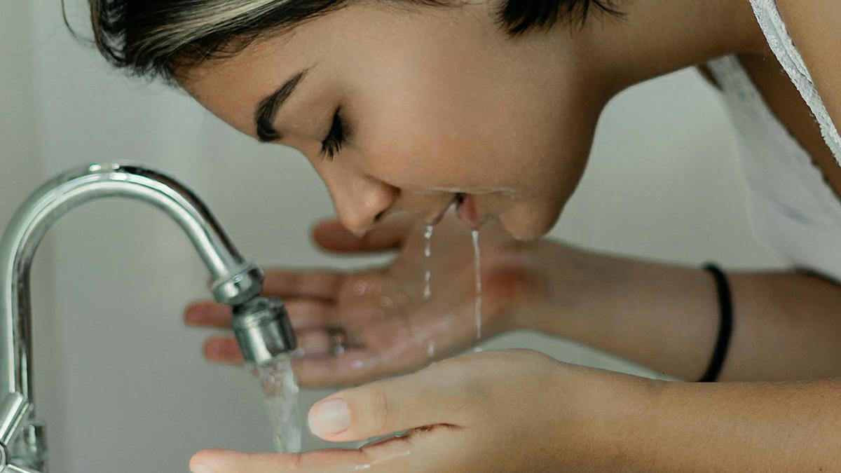 Benarkah Mencuci Muka dengan Air Dingin Membuat untuk Kulit Lebih Sehat dan Kencang?