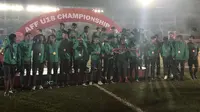 Para pemain Timnas Indonesia U-19 saat prosesi pengalungan medali perunggu Piala AFF U-18 2017 di Stadion Thuwunna, Yangon, Minggu (17/8/2017). (Bola.com/Aning Jati)