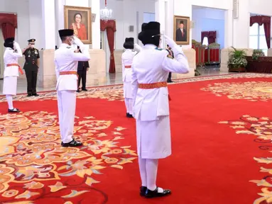 Presiden Joko Widodo atau Jokowi memimpin upacara Pengukuhan Pasukan Pengibar Bendera Pusaka (Paskibraka) di Istana Negara, Jakarta, Kamis (13/8/2020). Sebanyak 8 anggota Paskibraka akan bertugas pada upacara HUT ke-75 Kemerdekaan RI. (Foto: Lukas - Biro Pers Sekretariat Presiden)