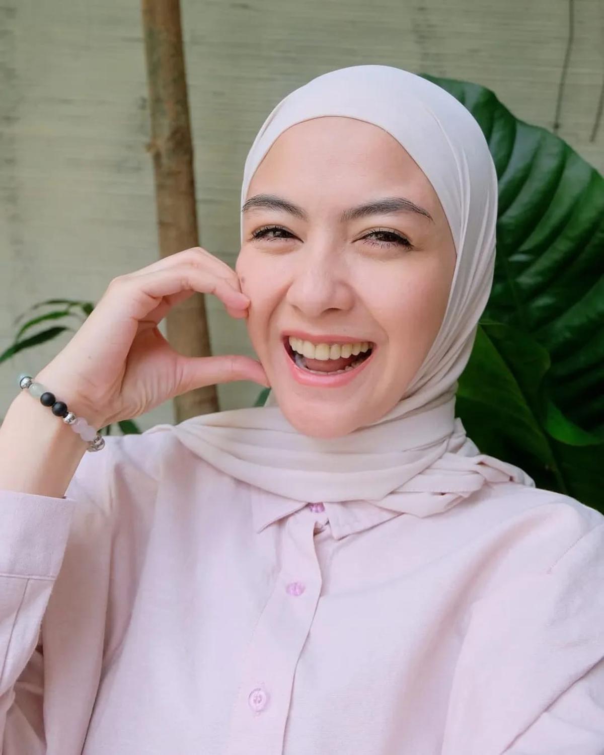 5 Foto Selfie Revalina S Temat saat Nunggu Buka, Cantiknya Terus Terusan